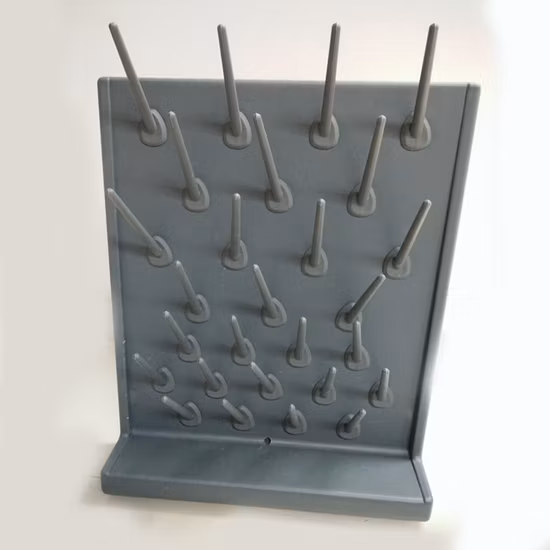 Popular tablero perforado de MDF montado en la pared con ganchos de hardware para sistemas de pared de tiendas minoristas, como cafeterías, papelerías, jugueterías y tiendas de regalos.